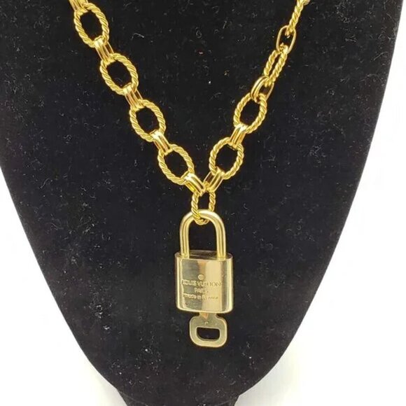 100% Auth Louis Vuitton Lock & Key with Gold Plated Gold Chain Necklace - Picture 4 of 7